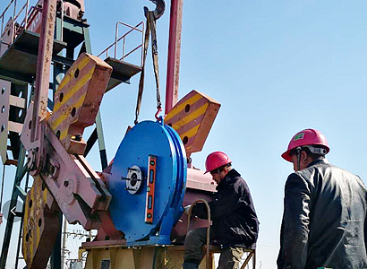 創(chuàng)新形成了抽油機(jī)半直驅(qū)采油技術(shù)，**了系統(tǒng)能耗減少了維護(hù)工作量，提高了**性